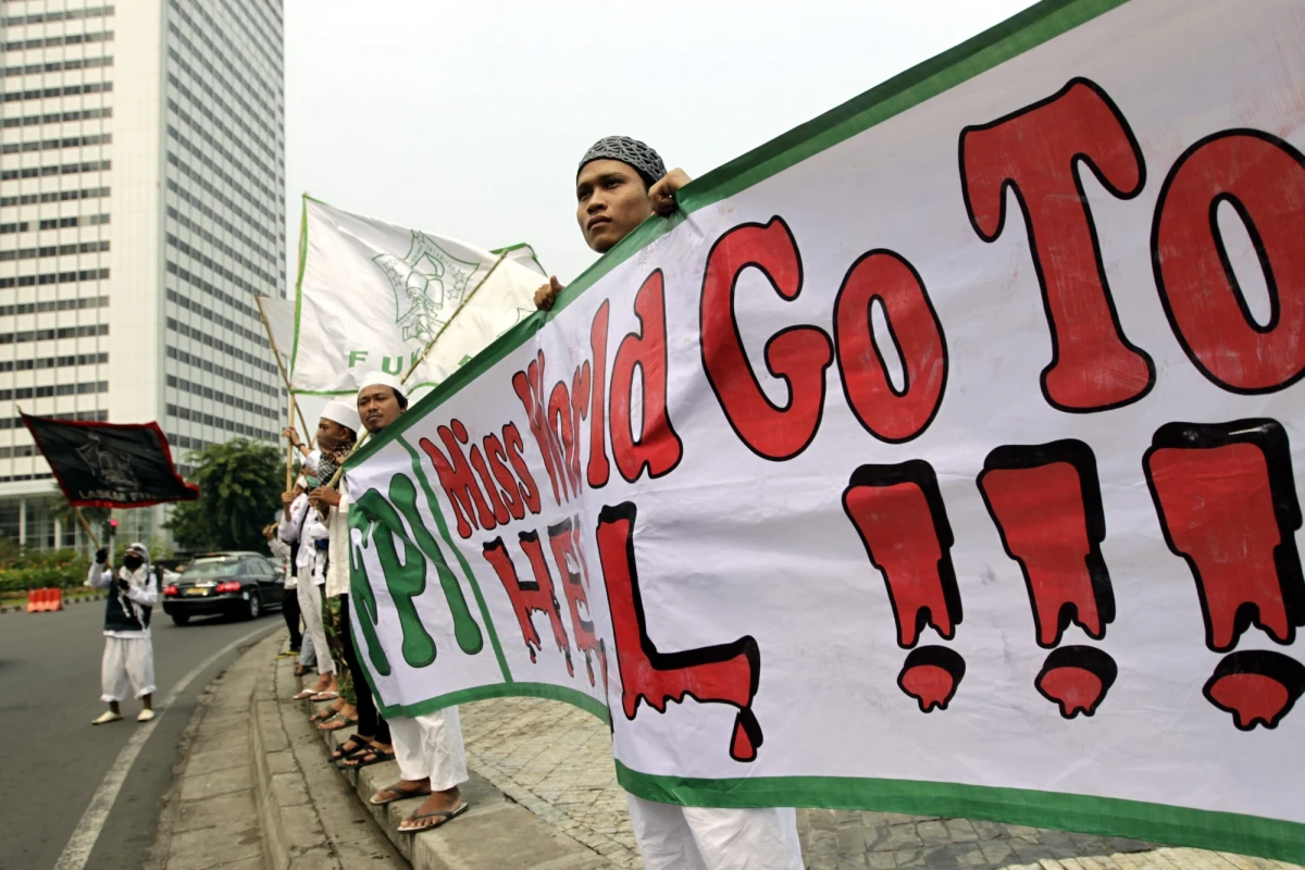 Ambasady Wielkiej Brytanii, USA i Australii w Indonezji wydały ostrzeżenie przed możliwymi atakami terrorystycznymi w związku z organizacją konkursu Miss Świata na popularnej wśród turystów indonezyjskiej wyspie Bali. 