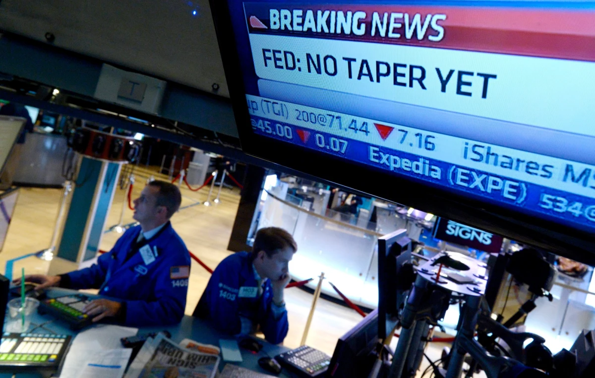 Rezerwa Federalna zdecydowała o utrzymaniu bez zmian realizowanego obecnie programu luzowania ilościowego - wynika z komunikatu po posiedzeniu FOMC. Amerykański Bank Centralny będzie zatem dalej miesięcznie skupował obligacje warte 85 mld dolarów. 