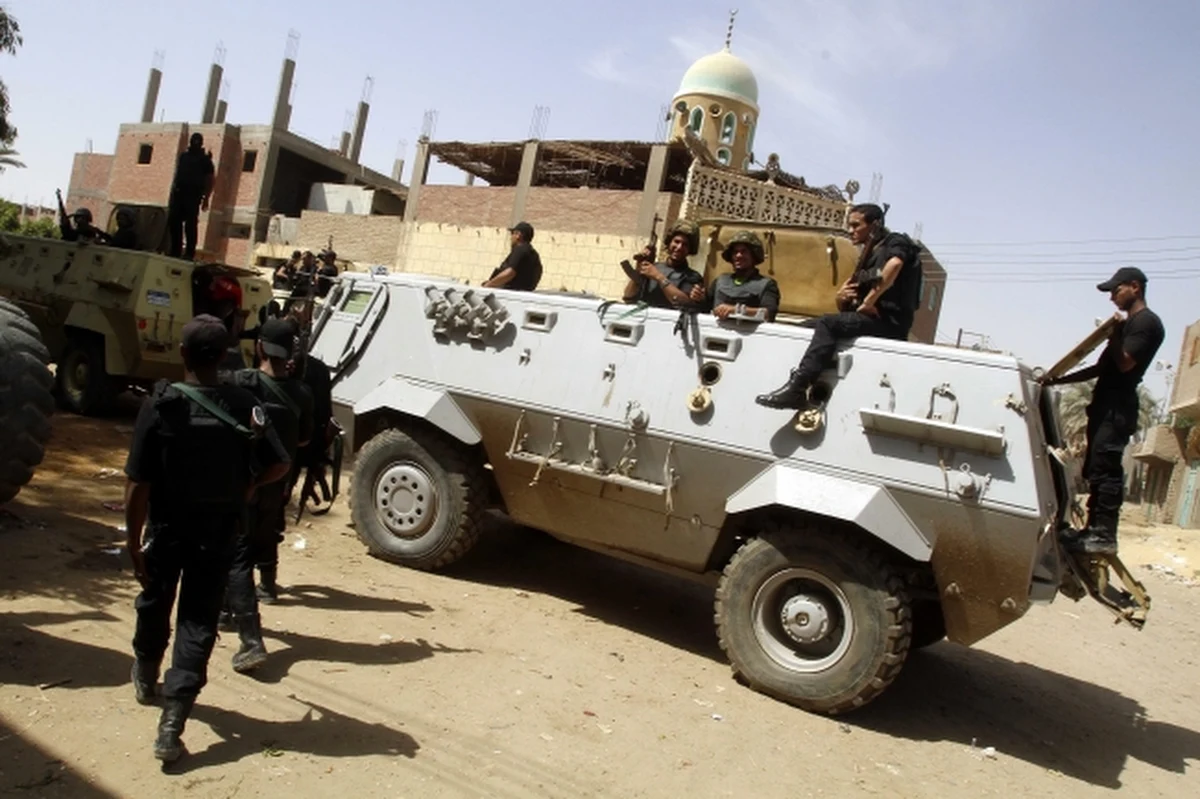 Egipskie siły bezpieczeństwa starły się ze zbrojnymi grupami w Kerdasah na przedmieściach Kairu - poinformowała egipska telewizja państwowa. Doszło do wymiany ognia, wojsko użyło gazu łzawiącego. Zginął policjant.