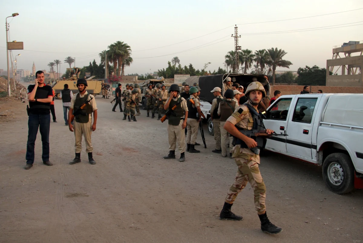 Władze Egiptu poinformowały o planowanym skróceniu od soboty godziny policyjnej o dwie godziny. Według nowego rozporządzenia godzina policyjna będzie zaczynać się o północy, a kończyć o godzinie 5 rano.