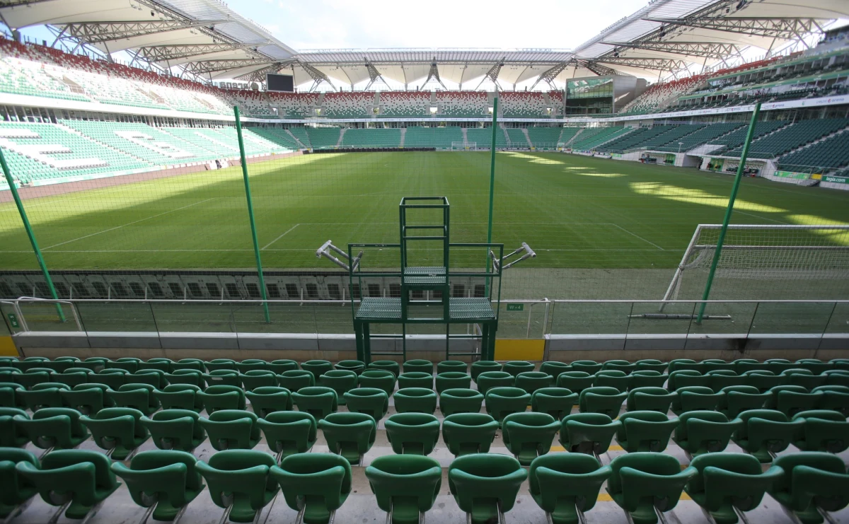 Przy pustych trybunach Legia Warszawa rozegra mecz z cypryjskim Apollonem Limassol. Stadion zamknęła UEFA. To kara za zachowanie kibiców w trakcie eliminacji Ligi Mistrzów. Spotkanie w ramach fazy grupowej piłkarskiej Ligi Europejskiej zaplanowano 3 października. 