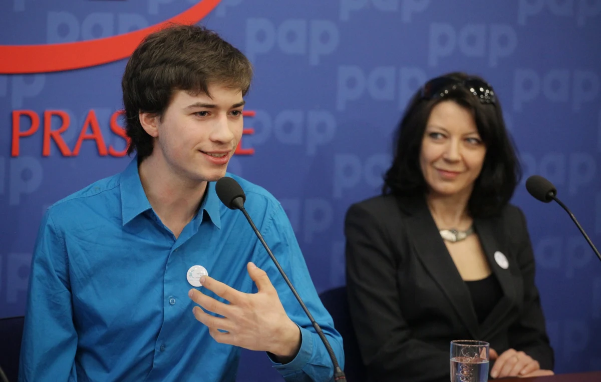 "To jest historia, która przechodzi przez tragedie, które paradoksalnie nas jednoczą, przez utopienie się mojego młodszego brata, przez mój wypadek, przez bardzo trudną relację moją z moim tatą, gdzie cały czas nasze trybiki się zazębiają" - mówi o filmie "Mój biegun" Jan Mela. To właśnie na podstawie jego historii powstała produkcja.