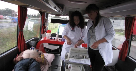 Nietypowa kontrola Inspekcji Transportu Drogowego. W rejonie Krakowa na autostradzie A4 sprawdzali oni stan techniczny ciężarówek a w tym samym czasie lekarze badali serca kierowców.
