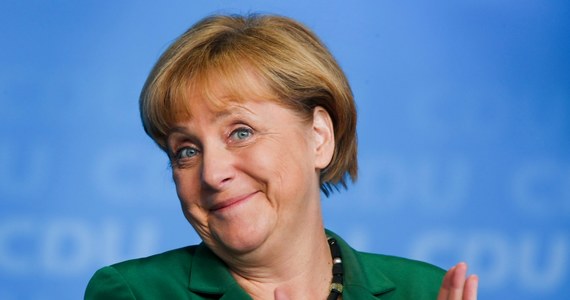 Angela Merkel wyrosła na niekwestionowanego lidera Niemiec i Europy. Swoją błyskotliwą karierę od "dziewczynki Kohla" do "królowej Niemiec" zawdzięcza nadzwyczajnym okolicznościom po upadku żelaznej kurtyny i zjednoczeniu Niemiec na przełomie lat 1989/1990.   