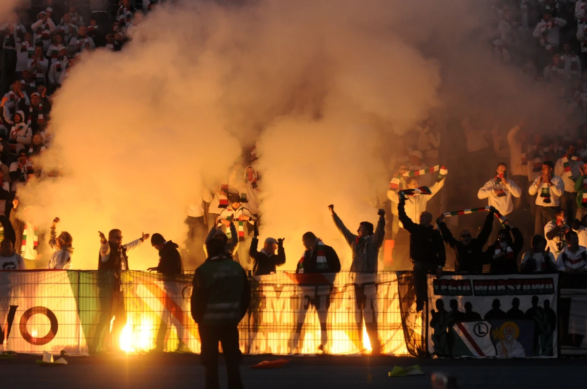 Blisko 2,5 mln policjantów zabezpieczało mecze piłki nożnej od 1999 roku. Wydano na to 330 mln zł - ujawnia "Rzeczpospolita". Statystyki policyjne zebrane przez "Rzeczpospolitą" szokują. Od 1999 roku do obsługi meczów skierowano aż 2,5 mln policjantów. Kolejne 373 tys. eskortowało kibiców, zarówno jadących samochodami, jak i koleją. 