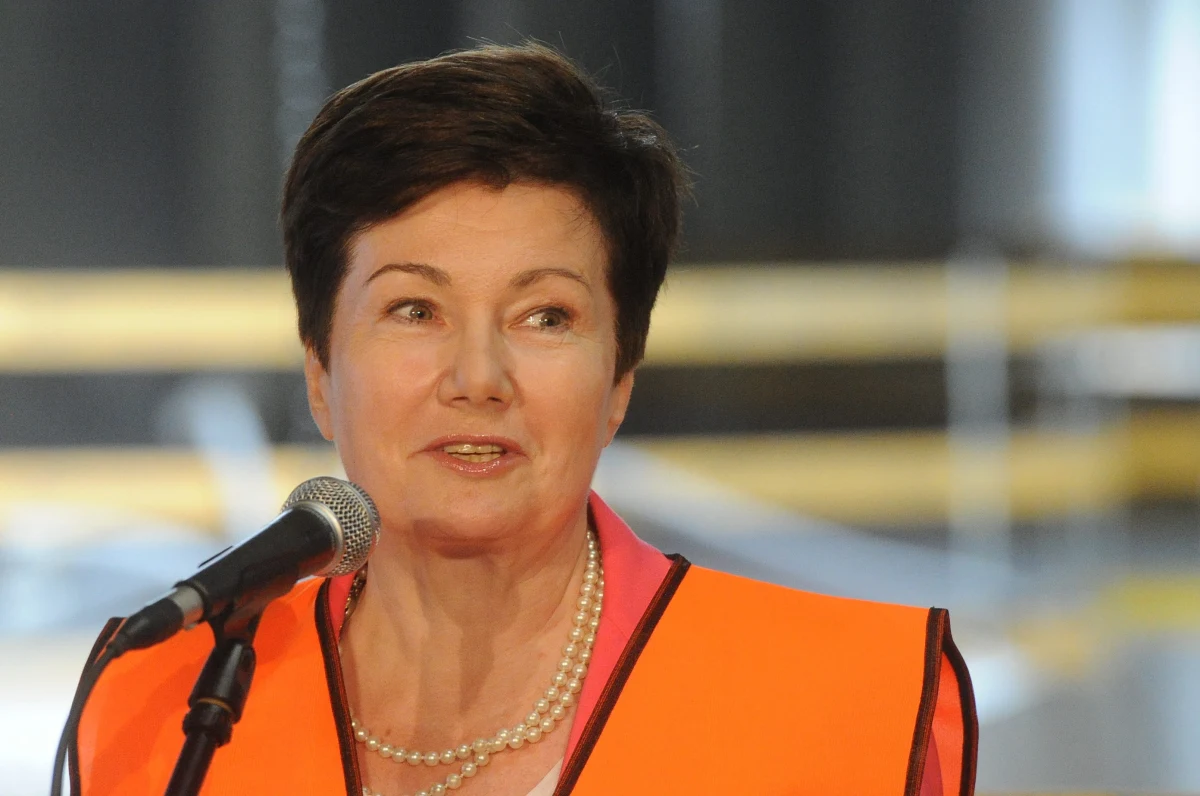 Hanna Gronkiewicz-Waltz potrafi ozłocić swoich pracowników. Od jesieni 2006 roku, gdy objęła fotel prezydenta, wypłaciła urzędniczej armii 318 mln zł nagród – pisze „Fakt”