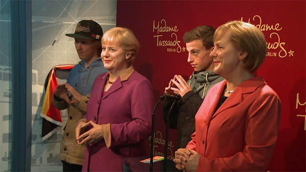 W Muzeum Madame Tussaud w Berlinie zaprezentowano nową woskową figurę kanclerz Angeli Merkel. Nowa figura kanclerz stanęła obok poprzedniej wersji z 2005 roku. Od poprzedniczki odróżnia ją to, że ma dłonie ułożone w charakterystyczny dla pani kanclerz kształt rombu, a także... więcej zmarszczek. Cóż, upływ czasu nie omija nawet jednej z najpotężniejszych kobiet świata!