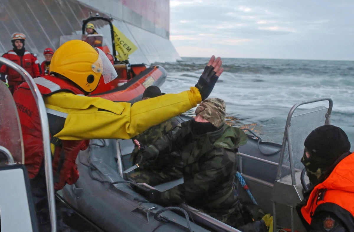 ​Aktywistom międzynarodowej organizacji ekologicznej Greenpeace ze statku "Arctic Sunrise", zatrzymanego w czwartek na Morzu Barentsa przez straż przybrzeżną Rosji, postawiono zarzuty terroryzmu i prowadzenia nielegalnej działalności naukowo-badawczej. ​Wśród zatrzymanych jest Polak, Tomasz Dziemiańczuk.