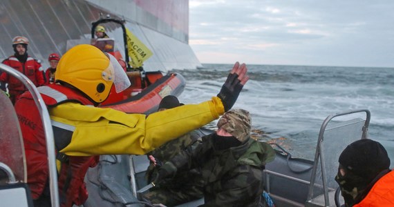 ​Aktywistom międzynarodowej organizacji ekologicznej Greenpeace ze statku "Arctic Sunrise", zatrzymanego w czwartek na Morzu Barentsa przez straż przybrzeżną Rosji, postawiono zarzuty terroryzmu i prowadzenia nielegalnej działalności naukowo-badawczej. ​Wśród zatrzymanych jest Polak, Tomasz Dziemiańczuk.