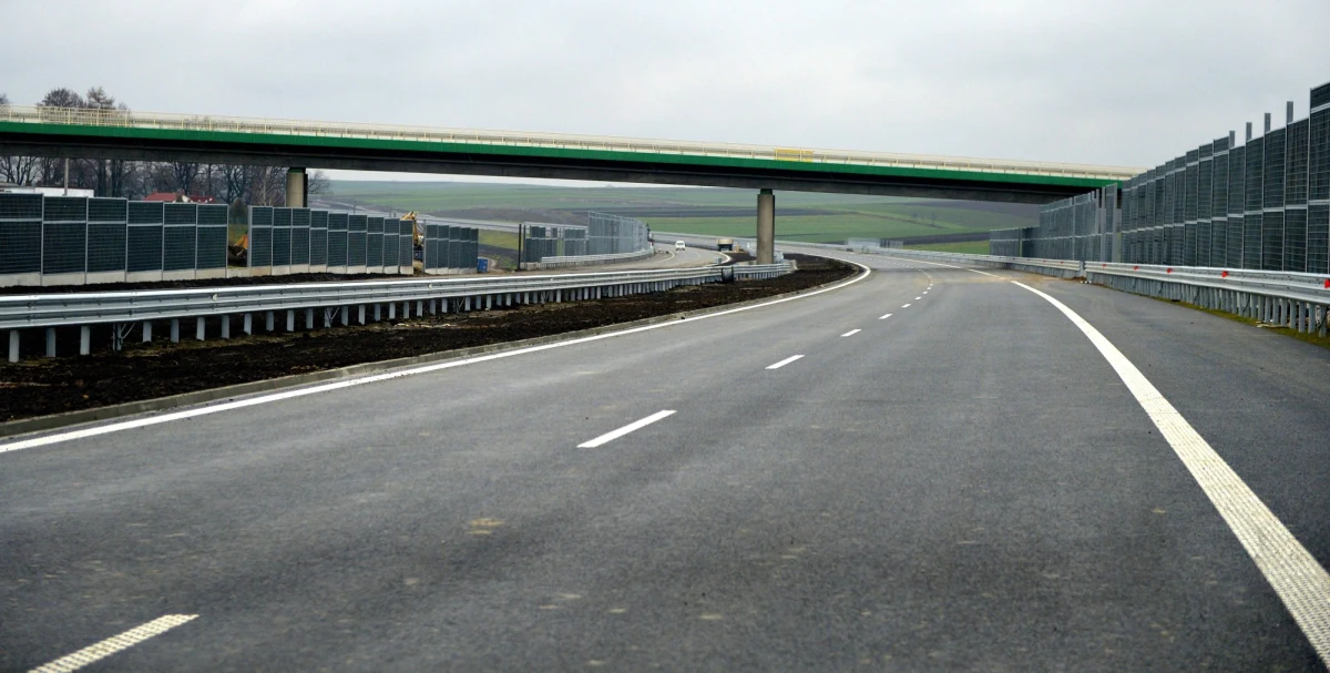 „Mamy wiele wątpliwości, czy prawidłowo wydano gigantyczne pieniądze na ekrany akustyczne”- mówi prezes Najwyższej Izby Kontroli Krzysztof Kwiatkowski. Jak się dowiadujemy, kontrolerzy Izby skupili się na odcinku autostrady A2 między Warszawą a Łodzią. „Musimy publicznie odpowiedzieć: czy te setki milionów złotych, które wydajemy, są uzasadnione potrzebami" - mówił Gość Krzysztofa Ziemca w RMF FM. 