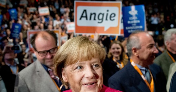 Na błędach trzeba się uczyć, z wpadek wyciągać wnioski, porażki obracać w sukces… Angela Merkel nie powtarza sobie tych reguł, ale po prostu praktycznie je stosuje. Przez ostatnie cztery lata jej rząd miał więcej, niż wcześniej błędów i potknięć, nawet ze strony najważniejszych członków jej rządu, a mimo to dziś prognozy przedwyborcze zapowiadają chadekom kolejny sukces. Co więcej - w tym samym czasie Merkel udało się umocnić swoją pozycję w Europie, a także na świecie. Choć, przede wszystkim we własnym kraju, działała jakby wbrew faktom w otaczającej ją rzeczywistości.