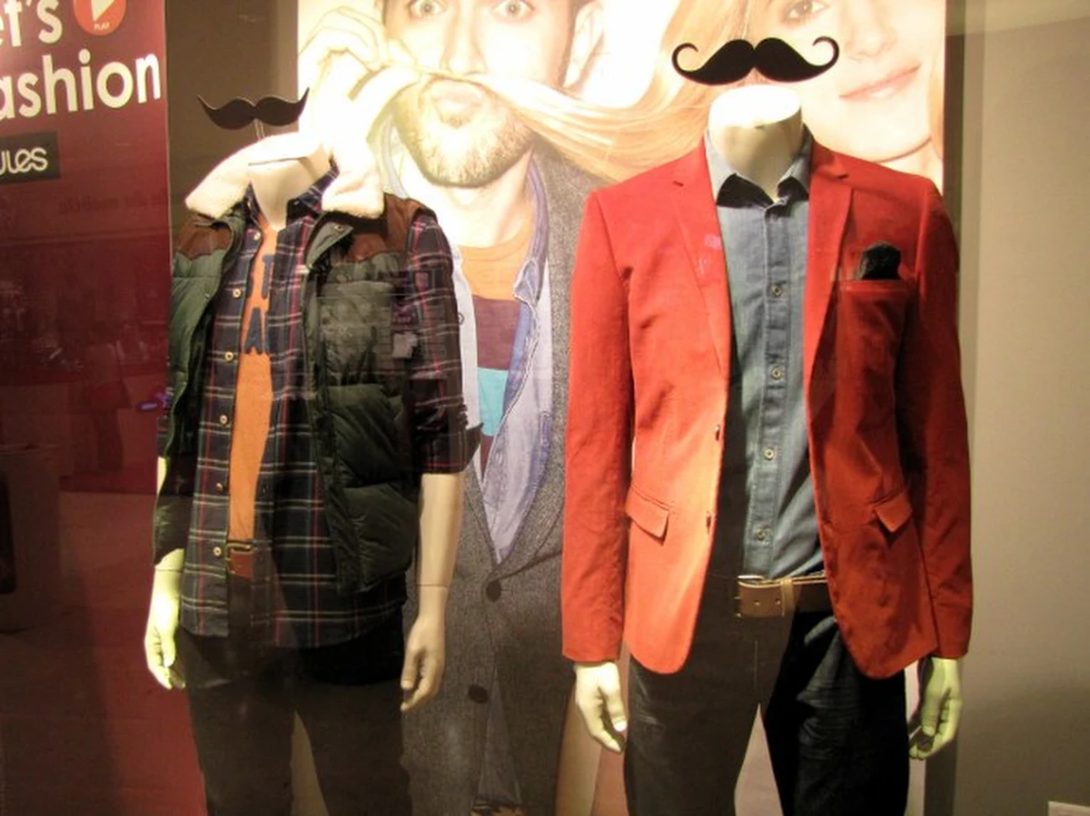 Paryscy dyktatorzy kobiecej mody postanowili walczyć z jesiennym chłodem ciepłymi barwami. We francuskiej stolicy szczególnym wzięciem zaczęły się cieszyć różne odcienie czerwieni oraz kolor miodowy! Modnym panom styliści zalecają natomiast garnitury w kratę, dopasowane marynarki i krótkie kurtki, których krój przypomina amerykańskie bejsbolówki.