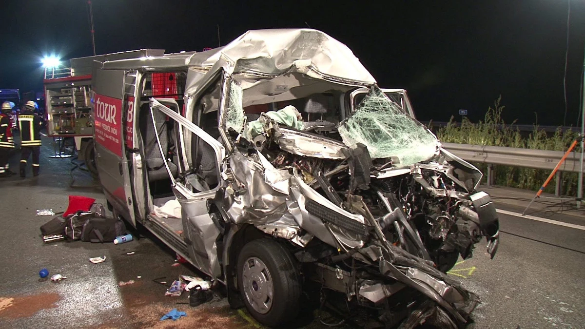 Trzy osoby zginęły w wypadku polskiego mikrobusu na autostradzie A 30 w okolicach niemieckiego Salzbergen. Stan sześciu z ośmiu rannych jest ciężki - poinformowała rzeczniczka lokalnej policji. Bus jechał z Polski do Holandii. 