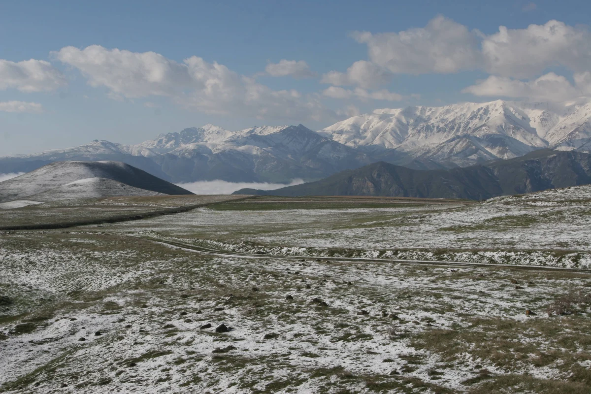 Polski alpinista utknął na czterech tysiącach metrów na górze Kazbek. Mieszkaniec Warszawy wspinał się od strony Gruzji, jednak przeszedł na rosyjską stronę granicy. W tej chwili znajduje się w rejonie Osetii Północnej. 