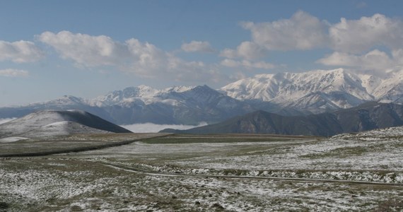 Polski alpinista utknął na czterech tysiącach metrów na górze Kazbek. Mieszkaniec Warszawy wspinał się od strony Gruzji, jednak przeszedł na rosyjską stronę granicy. W tej chwili znajduje się w rejonie Osetii Północnej. 