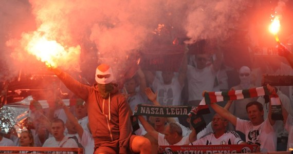 ”Kibole wzniecający burdy na stadionach, jak ostatnio w Rzymie podczas meczu Legii, nie zasługują na protekcję ze strony polityków, a wyłącznie na potępienie, karę, a kiedy trzeba - pałkę czy więzienie” - uważa premier Donald Tusk. Po meczu 20 września włoska prasa podała bilans niepokojów wywołanych przez polskich pseudokibiców - 20 zatrzymanych, ranny jeden policjant i jeden kibic. 