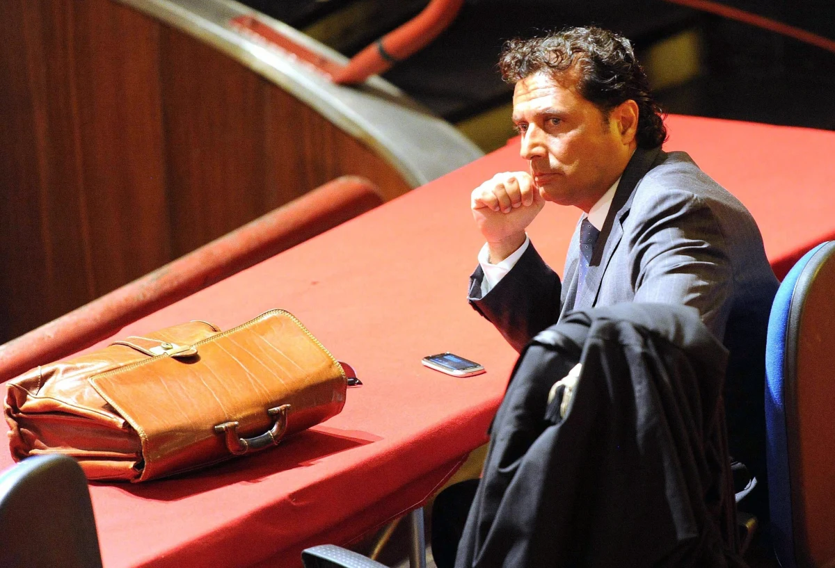 Kapitan statku Costa Concordia Francesco Schettino, występując w poniedziałek przed sądem w Grosseto, gdzie trwa jego proces, obarczył winą za katastrofę wycieczkowca sternika z Indonezji. To on zdaniem kapitana zamiast wziąć kurs na lewo płynął w prawo.