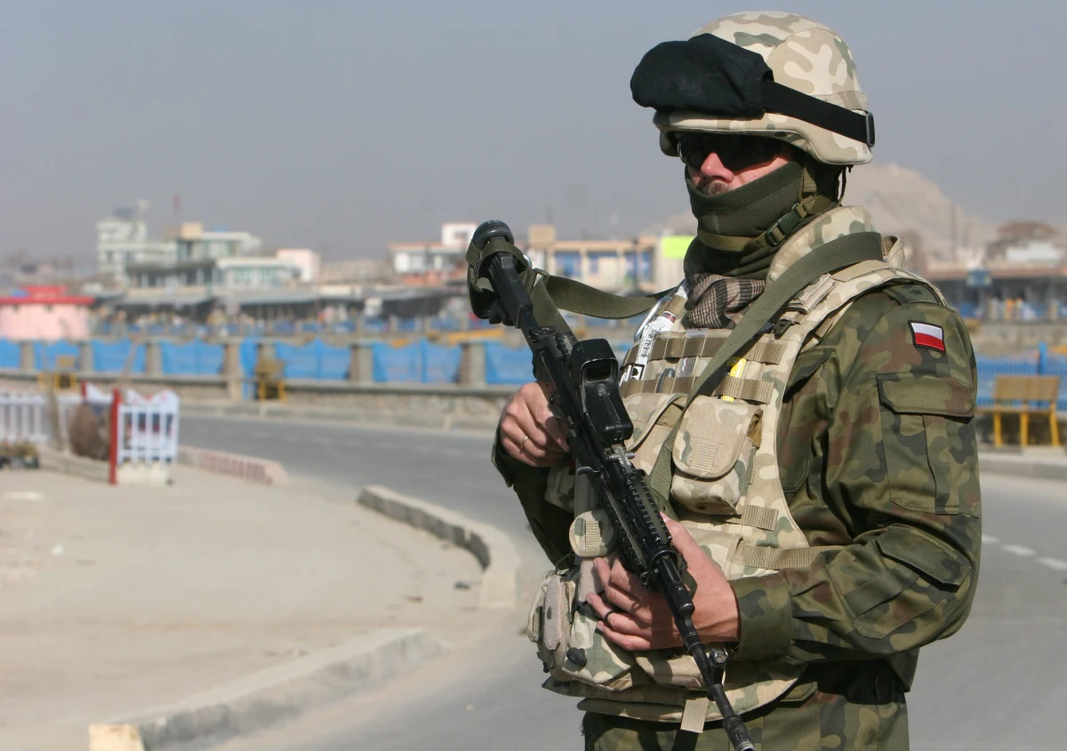 ​Prezydent Bronisław Komorowski podpisał postanowienie o przedłużeniu okresu użycia Polskiego Kontyngentu Wojskowego w Afganistanie o kolejne pół roku, do połowy kwietnia 2014 r. - poinformowało Biuro Bezpieczeństwa Narodowego. Kontyngent zostanie zredukowany do 1000 żołnierzy.