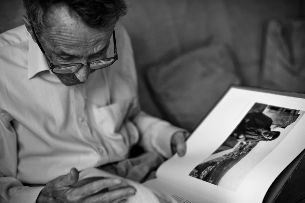 Blisko 60 czarno-białych zdjęć autorstwa brytyjskiego fotografa Geralda Howsona będzie można od czwartku zobaczyć na wystawie w stołecznym Domu Spotkań z Historią. Prace ukazują codzienność Warszawy, Krakowa, Nowej Huty i Lublina schyłku lat 50. XX w. Powstały one podczas podróży artysty do Polski w 1959 roku. 