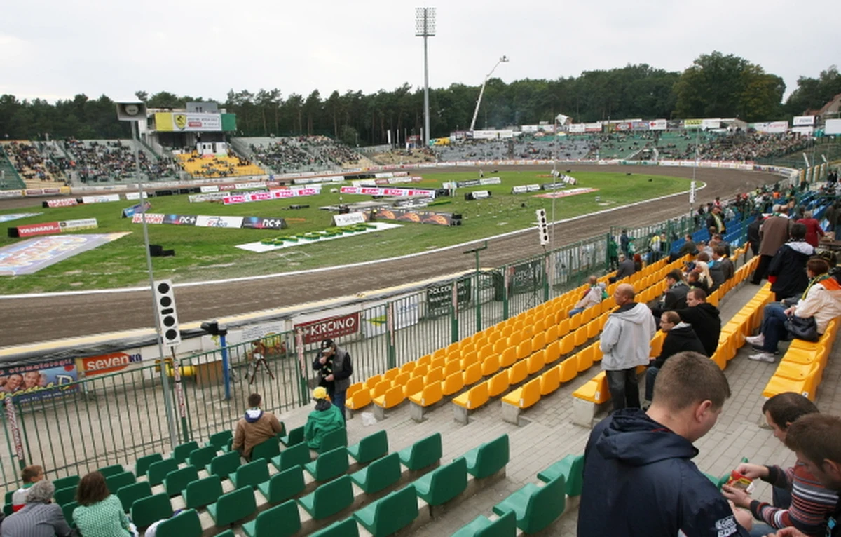 Zarząd spółki Ekstraliga Żużlowa wszczął dwa postępowania dyscyplinarne w związku z sytuacją, która miała miejsce podczas finałowego spotkania ekstraligi w Zielonej Górze. Obie sprawy będą rozpatrywane w sobotę 28 września w Bydgoszczy. W niedzielę Unibax zrezygnował ze startu w finale żużlowej ekstraligi.