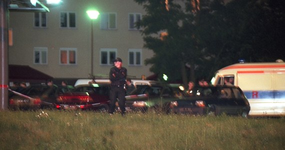 Portal tvn24.pl dotarł do niepublikowanego do tej pory nagrania VHS z oględzin miejsca zabójstwa Marka Papały. Widać na nim samochód generała, a na jego dachu ślady rąk i przedmiot, wyglądający jak łuska naboju - czytamy. 