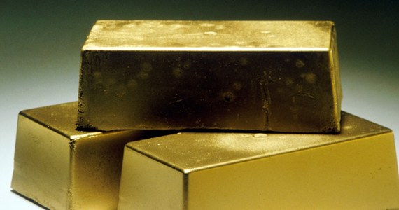 Blisko 50 kilogramów sztabek złota zniknęło z samolotu Air France, lecącego z Paryża do Zurichu. Śledczy podejrzewają, że w kradzież  zamieszani muszą być pracownicy linii lotniczych lub portów.