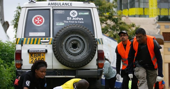 Dżihadyści dalszym ciągu przetrzymują żywych zakładników – tak twierdzi somalijska radykalna milicja Al-Szabab, która przyznała się do ataku. Terroryści zaatakowali centrum handlowe Westgate w stolic Kenii, Nairobi w sobotę. Nadal nie ma potwierdzenia, żeby wśród zabitych napastników była Brytyjka, nazywana przez media "białą wdową".