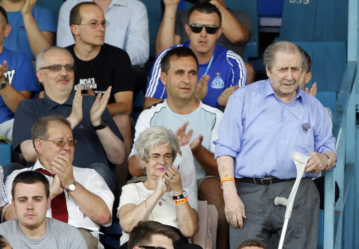 Były piłkarz Ruchu Chorzów i reprezentacji Polski 86-letni Gerard Cieślik przebywa w chorzowskim szpitalu. Ma lekkie zapalenie płuc i problemy gastryczne - poinformował klub. 