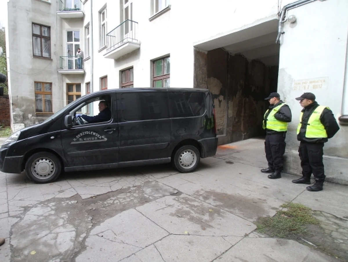 Zarzut zabójstwa usłyszał ojciec trzymiesięcznej dziewczynki z Łodzi. Teraz prokuratorzy będą rozważać, czy 26-letni Arkadiusz A. trafi do tymczasowego aresztu. W prokuraturze nadal jest przesłuchiwana matka dziewczynki -19-letnia Martyna P. Niewykluczone, że kobieta usłyszy taki sam zarzut. 