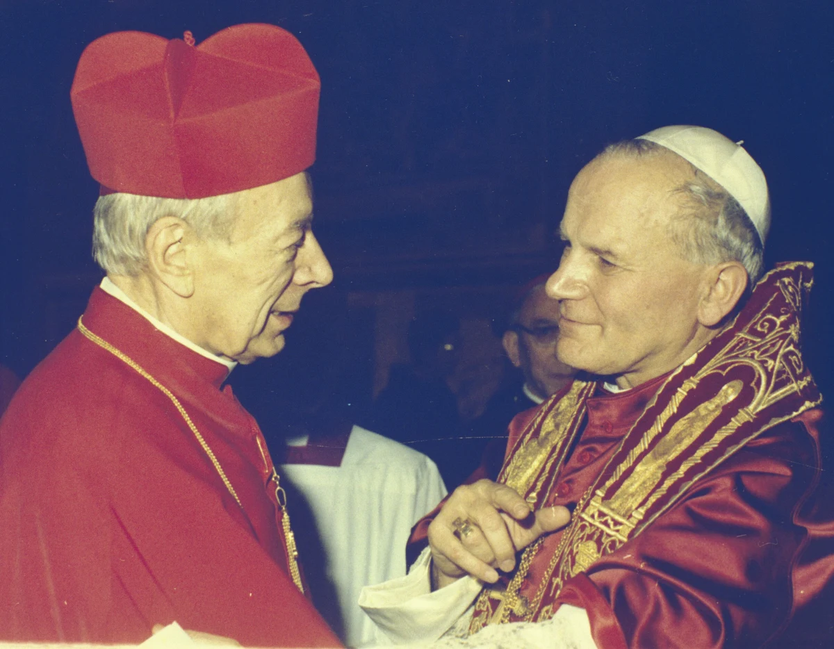 Wyszyński kontra Wojtyła - miały być między nimi napięcia z trudem skrywane. Mieli się nie lubić i ze sobą rywalizować. Tak głosiła peerelowska plotka wsączana przez SB w umysły i serca Polaków – pisze Ewa K. Czaczkowska na Stacja7. Dziś przypada 60. rocznica uwięzienia kardynała Stefana Wyszyńskiego.