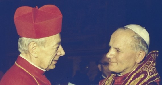 Wyszyński kontra Wojtyła - miały być między nimi napięcia z trudem skrywane. Mieli się nie lubić i ze sobą rywalizować. Tak głosiła peerelowska plotka wsączana przez SB w umysły i serca Polaków – pisze Ewa K. Czaczkowska na Stacja7. Dziś przypada 60. rocznica uwięzienia kardynała Stefana Wyszyńskiego.