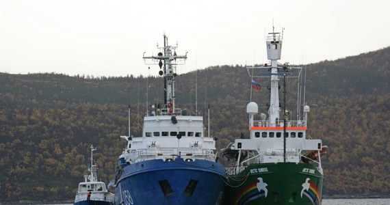 Trzydziestu aktywistów ze statku należącego do organizacji Greenpeace umieszczono w aresztach śledczych w Murmańsku i okolicach. Wszyscy zostali zatrzymani pod zarzutem piractwa, za co w Rosji grozi 15 lat łagru. W zeszłym tygodniu ekolodzy protestowali na platformie wiertniczej, należącej do Gazpromu. Rosyjskie służby szturmem wtargnęły na ich statek.