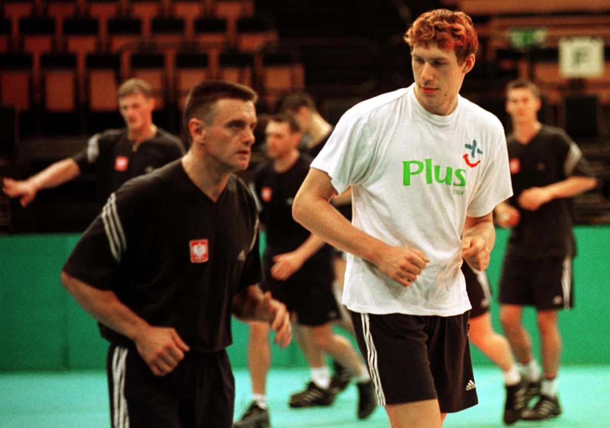 "Jeżeli tak ma wyglądać nasza reprezentacja, ja naprawdę mocno bym się zastanawiał, co będzie w przyszłych latach" - mówi były siatkarz Marcin Prus, po porażce polskiej drużyny na Mistrzostwach Europy w siatkówce. Nie szczędził również siatkarzom słów krytyki mówiąc, że ich "forma nie błyszczała".