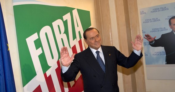 Senatorowie i deputowani partii byłego premiera Włoch Silvio Berlusconiego zagrozili w środę zbiorowym złożeniem mandatów parlamentarnych jeśli senacka komisja opowie się za wyrzuceniem go z izby wyższej. Berlusconi porównuje sytuację do zamachu stanu. Skarży się też na swój zły stan psychiczny i fizyczny.