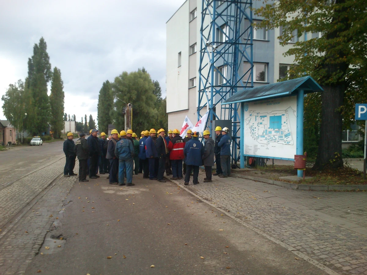 Część pracowników Stoczni Gdańskiej przerwała dziś prace, bo domaga się wypłaty zaległych pensji. Zakład od dawna przeżywa kłopoty finansowe. Mamy dość wypłat w ratach - mówią stoczniowcy. 