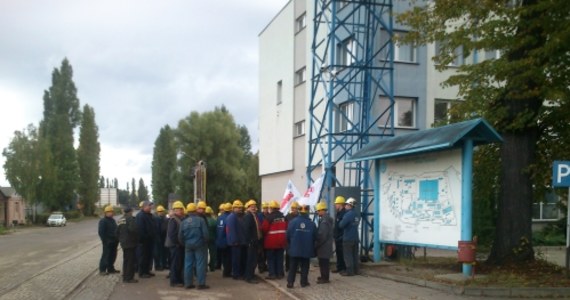 Część pracowników Stoczni Gdańskiej przerwała dziś prace, bo domaga się wypłaty zaległych pensji. Zakład od dawna przeżywa kłopoty finansowe. Mamy dość wypłat w ratach - mówią stoczniowcy. 