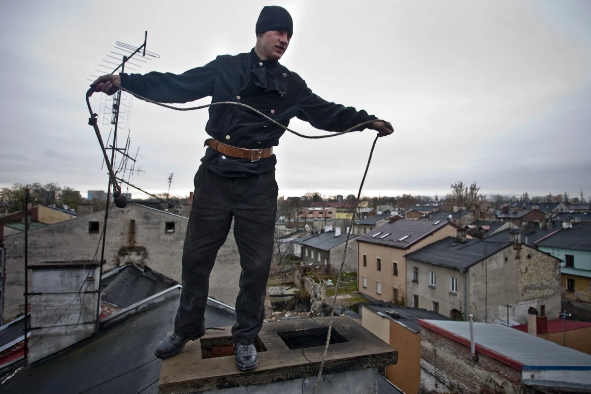 Od września 2012 roku do marca tego roku strażacy wyjeżdżali blisko 4 tysiące razy do interwencji związanych z tlenkiem węgla. W tym czasie czadem śmiertelnie zatruło się 91 osób. Sprawdź, jak bezpiecznie dogrzewać się w chłodne dni.