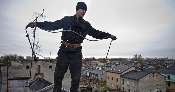 Od września 2012 roku do marca tego roku strażacy wyjeżdżali blisko 4 tysiące razy do interwencji związanych z tlenkiem węgla. W tym czasie czadem śmiertelnie zatruło się 91 osób. Sprawdź, jak bezpiecznie dogrzewać się w chłodne dni.