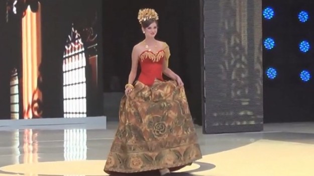 Już 28 września na indonezyjskiej wyspie Bali odbędzie się finał konkursu Miss World 2013. Jego uczestniczki od kilku tygodni biorą udział w pokazach towarzyszących głównemu konkursowi. Podczas jednego z nich zaprezentowały się w strojach zaprojektowanych specjalnie dla nich przez czołowych indonezyjskich projektantów.


Zobacz też:


MUZUŁMANIE NIE CHCĄ MISS WORLD. „TO PORNOGRAFIA!”


MISS ŚWIATA ISLAMU. BEZ BIKINI, ZA TO W HIDŻABIE