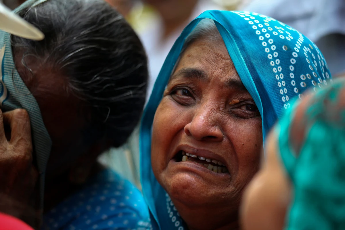 Co najmniej jedna osoba zginęła w zawalonym pięciopiętrowym budynku w Bombaju w Indiach. Władze obawiają się, że pod gruzami uwięzionych jest nawet 70 ludzi. Do tej pory ratownicy wydobyli co najmniej siedem żywych osób. 