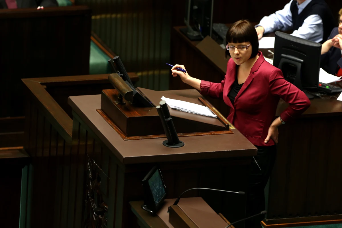 W Sejmie przed głosowaniem w sprawie obywatelskiego projektu zaostrzającego ustawę antyaborcyjną doszło do burzliwej wymiany zdań przeciwników i zwolenników projektu. Marszałek Sejmu Ewa Kopacz przerwała obrady i zwołała konwent seniorów. 