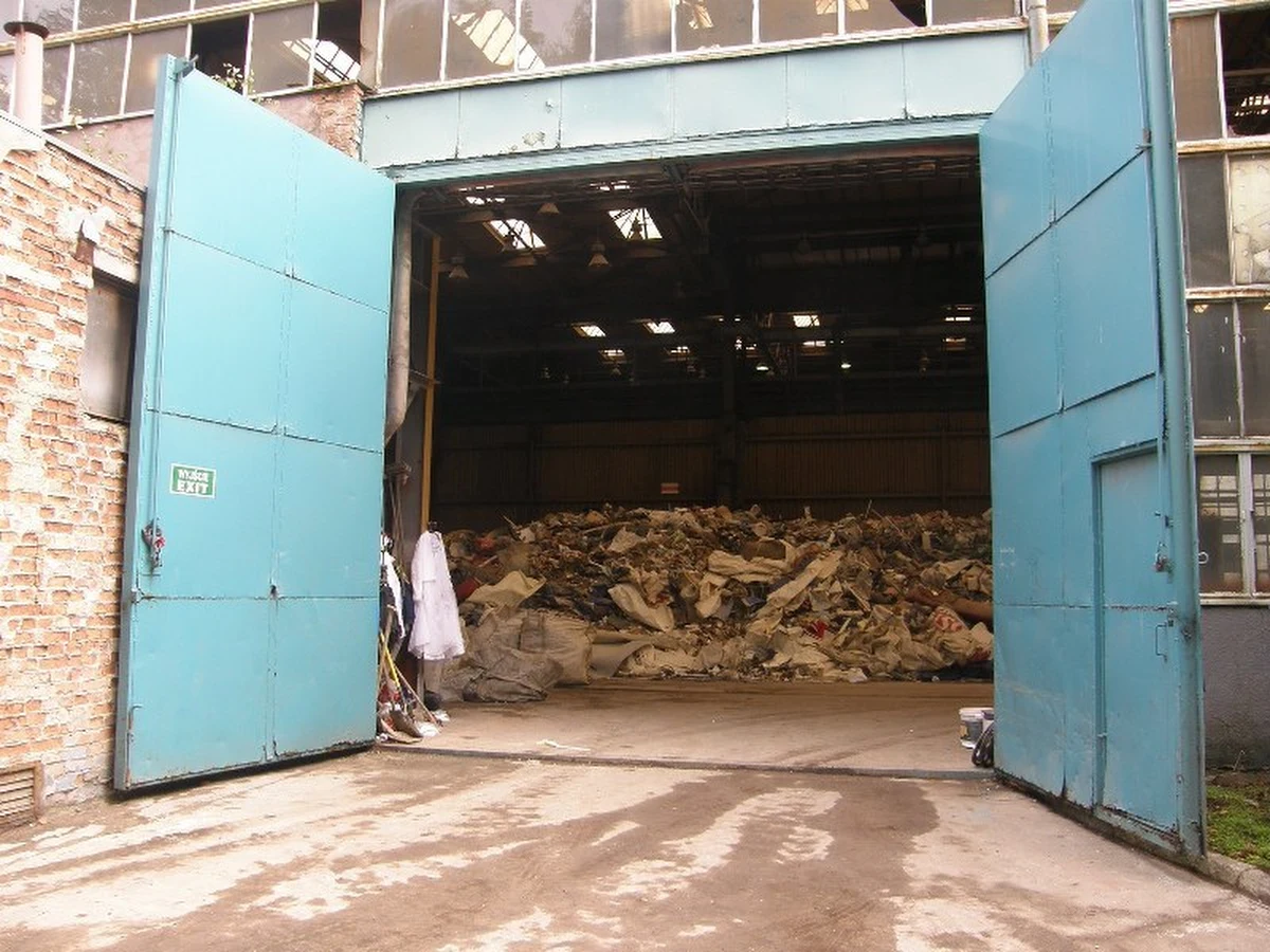 "Hałdy śmieci znikną z terenu dawnej fabryki w Szczecinie-Płoni" - deklaruje w rozmowie z naszą reporterką Anetą Łuczkowską Wojciech Krawętkowski - przedstawiciel firmy, na której działalność skarżą się okoliczni mieszkańcy. Spółka Ecowings ma pozwolenie na gromadzenie odpadów budowlanych, jednak na hałdę trafiają też zwykłe śmieci, które gniją i śmierdzą.