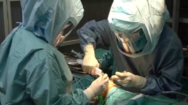 Współczesna chirurgia coraz częściej i chętniej korzysta z implantów. Wszczepianie ich pacjentom wiąże się jednak z poważnym ryzykiem, związanym głównie z jakością implantów i materiałów, z których je wykonano. Przeprowadzone w Wielkiej Brytanii badania osób, którym wszczepiono protezę stawu biodrowego, przynoszą zatrważające wnioski...