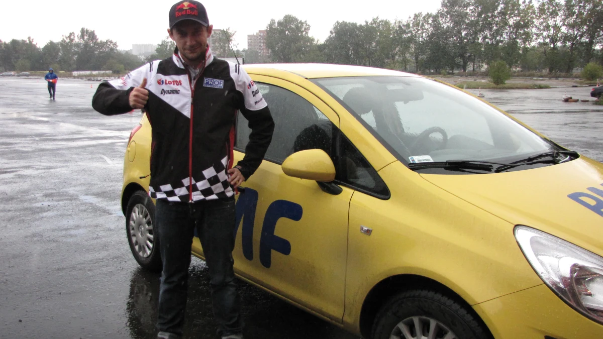 Jeżdżący w barwach RMF FM Michał Kościuszko będzie dziś gościem wieczornych Faktów RMF FM. Magda Wojtoń będzie rozmawiać ze słynnym kierowcą nie o zmaganiach na rajdowych szlakach, ale o bezpieczeństwie na mokrych i śliskich drogach. Czeka na pytania od Was, które możecie wpisywać w komentarzach pod tym tekstem! Od 19 do 20 Michał Kościuszko będzie czekał na Wasze telefony pod numerem 12 662 24 07.