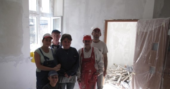 Kalisz odzyskuje mieszkania, a kilka rodzin -  sens życia. W centrum miasta grupa podopiecznych ośrodka pomocy społecznej remontuje mieszkania w budynku, który po pożarze przez kilka lat stał opuszczony.