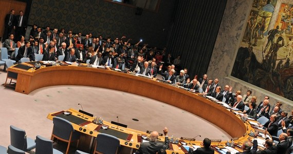 ​Rada Bezpieczeństwa ONZ jednogłośnie przyjęła w piątek w nocy rezolucję wzywającą do zabezpieczenia i usunięcia syryjskiego arsenału chemicznego. Nie grozi jednak reżimowi Baszara el-Asada sankcjami za niedostosowanie się do jej wymagań.