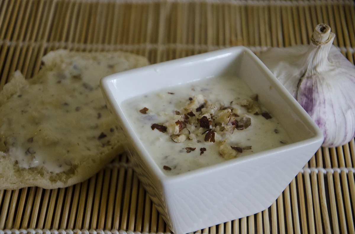 Sezon na przeziębienia możemy uważać za otwarty. W walce z chorobą z pewnością pomoże nam porządna dawka witamin! Ale niekoniecznie tych w tabletkach. Lepiej przyrządzić coś smacznego z naturalnych składników, które dodadzą nam energii. Mamy dla Was przepisy na rozgrzewający krem chrzanowy, pastę czosnkową i koktajl pietruszkowy z miodem.