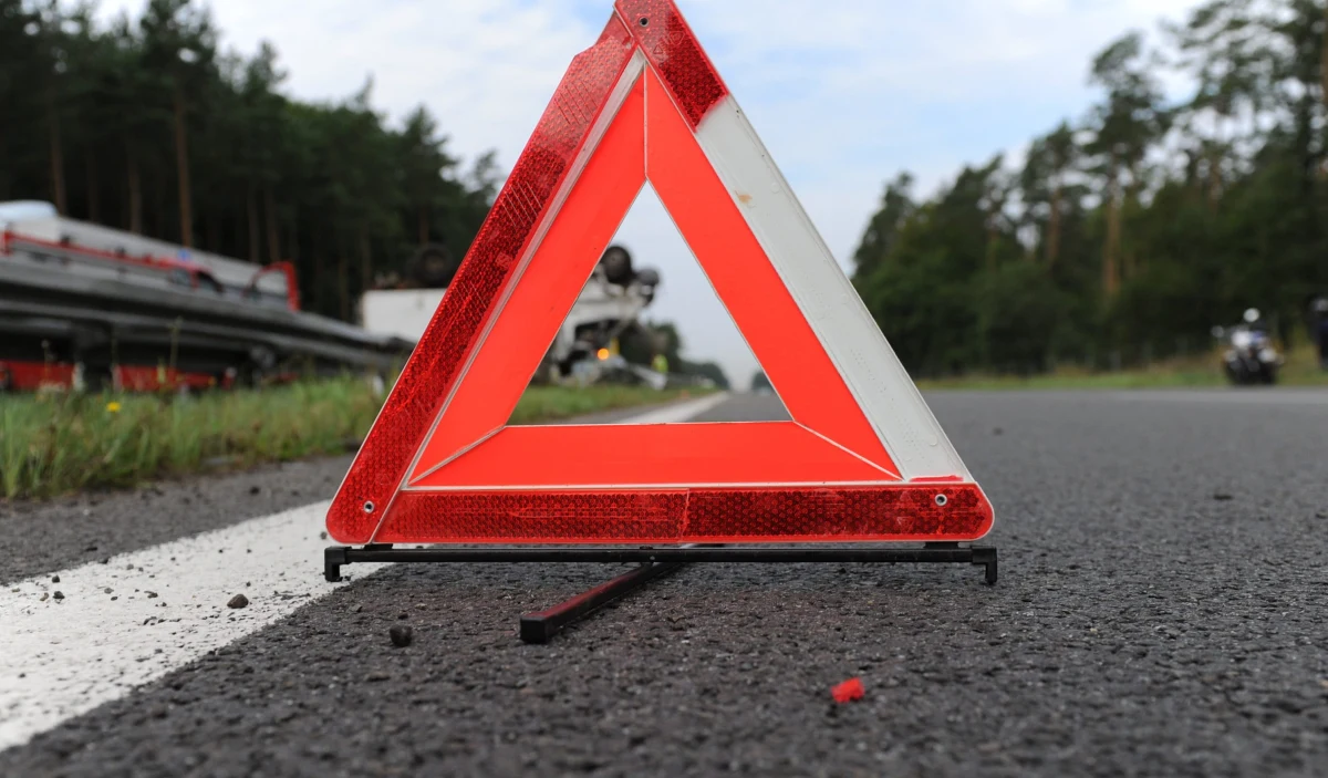 ​Tragiczny początek weekendu - do śmiertelnego wypadku doszło na drodze krajowej numer 46 w Starej Schodni między Opolem a Ozimkiem. Pięć aut zderzyło się również na ul. Strykowskiej w Łodzi. Informację o obu wypadkach otrzymaliśmy na Gorącą Linię RMF FM. Z kolei reporterka RMF FM donosi, że w Wiszni Małej na Dolnym Śląsku, autobus z pasażerami wjechał do rowu.