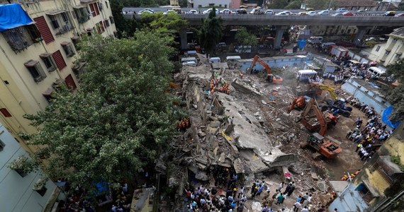 Do 28 wzrosła liczba zabitych w katastrofie budowlanej w Bombaju - poinformowały służby ratownicze. Według mediów, pod gruzami zawalonego domu może być uwięzionych jeszcze wielu ludzi.