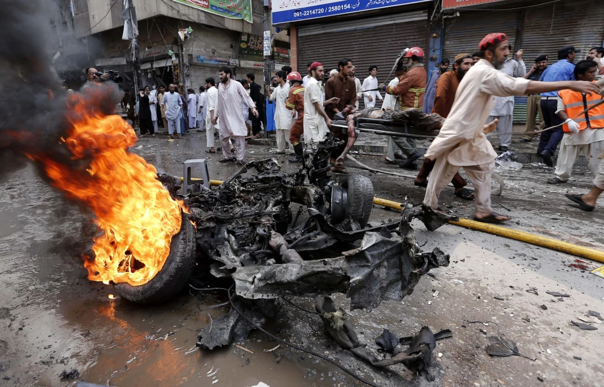 ​Co najmniej 31 osób zginęło w wybuchu samochodu pułapki w pobliżu posterunku policji w Peszawarze, na północnym zachodzie Pakistanu - poinformowała policja. Do szpitala trafiło ok. 70 rannych.